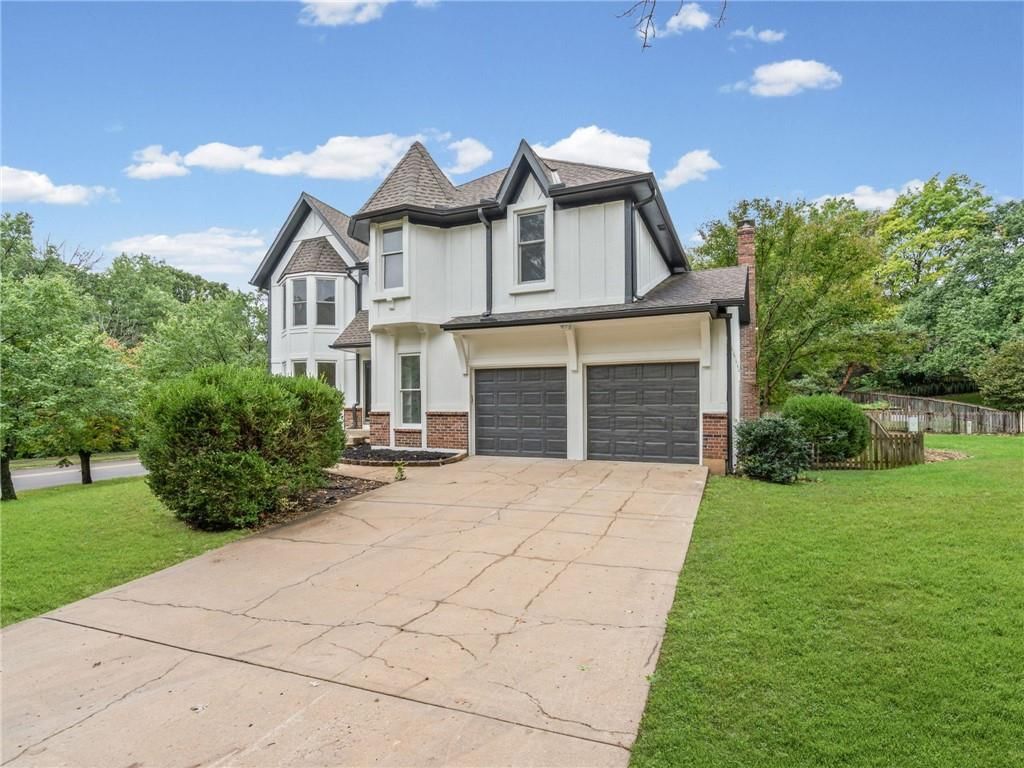 8206 Alden Street, Lenexa, KS: listing photo 3
