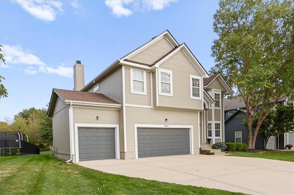 Photo 16 of 46 - 19821 W 96th Terrace, Lenexa, KS 66220