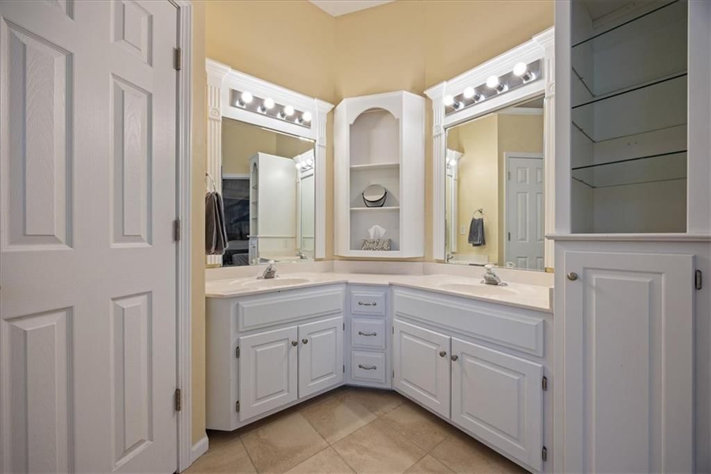 Photo 23 of 46 - 19821 W 96th Terrace, Lenexa, KS 66220