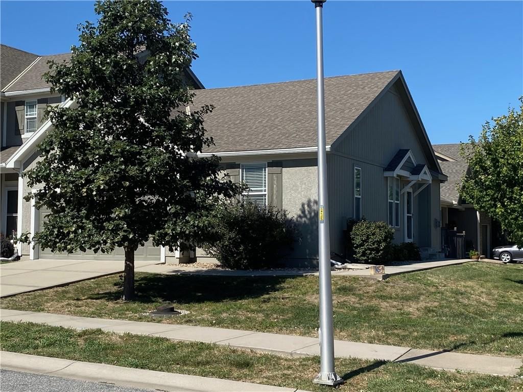 700 W Shawnee Court, Gardner, KS: listing photo 2