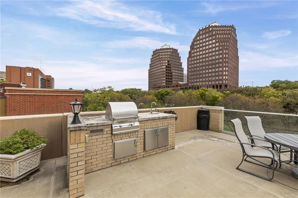 Outdoor kitchen at 4545 Wornall Road #1109, Kansas City, MO 64111