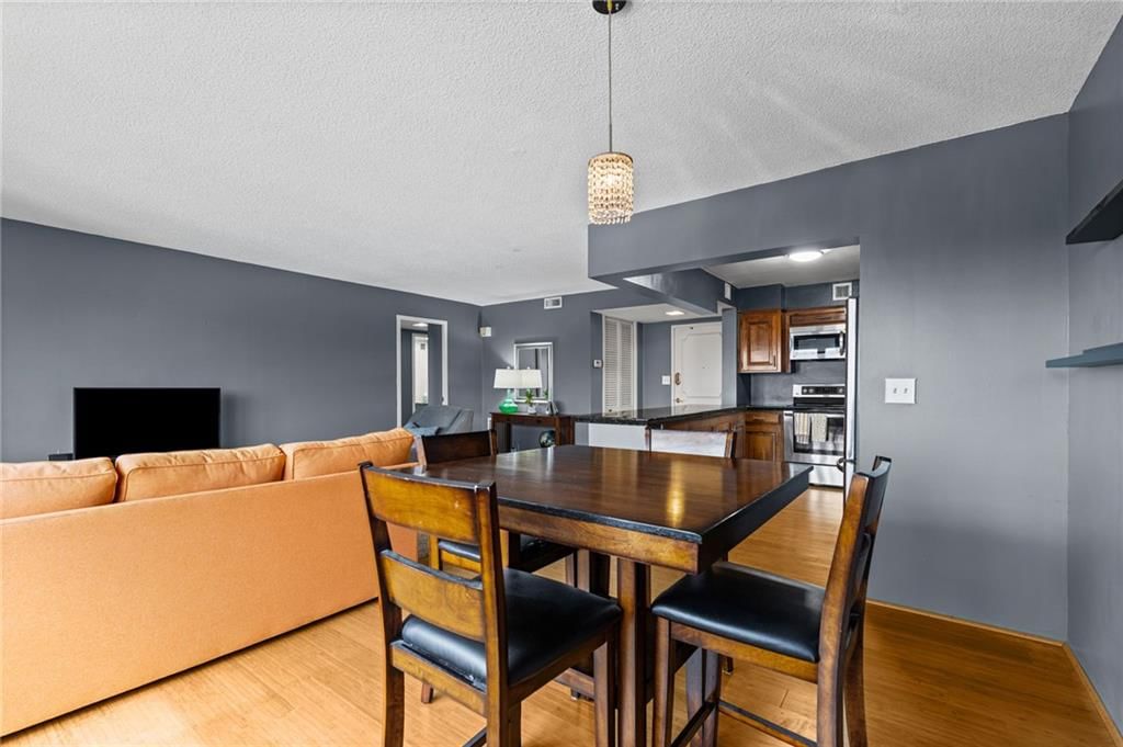 Photo 11 of 38 - 4545 Wornall Road #1109, Kansas City, MO 64111