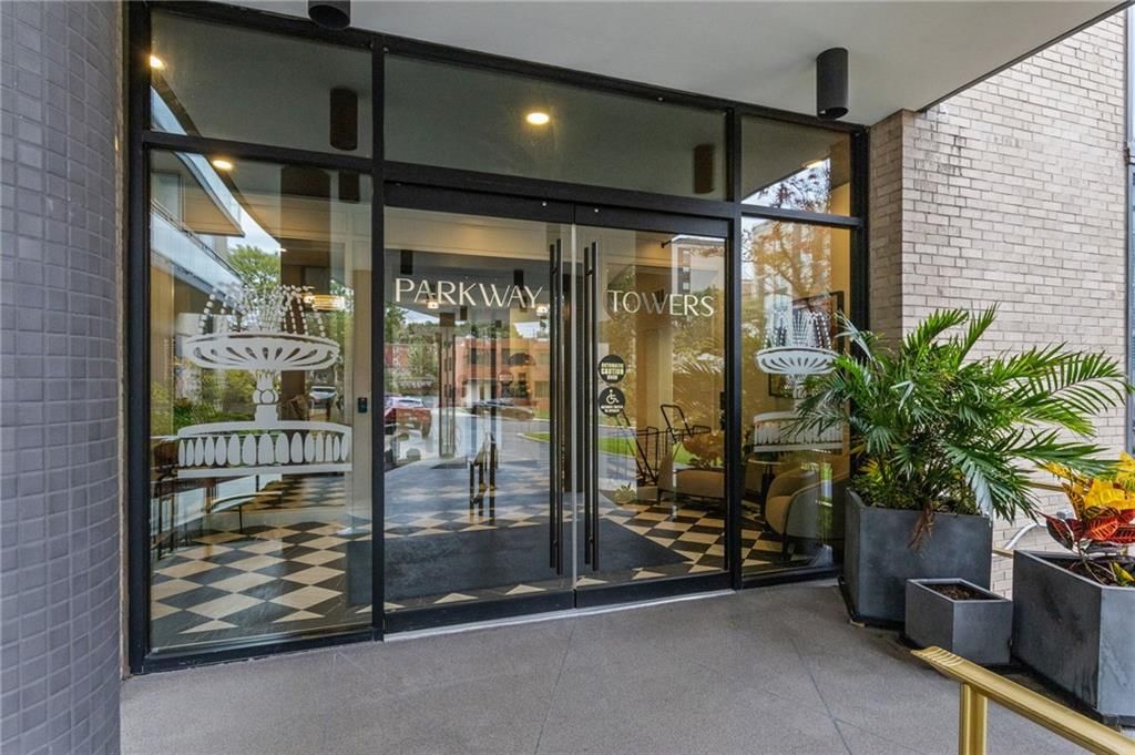 Photo 6 of 38 - 4545 Wornall Road #1109, Kansas City, MO 64111
