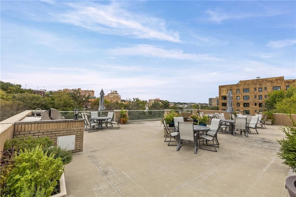 Concrete patio at 4545 Wornall Road #1109, Kansas City, MO 64111