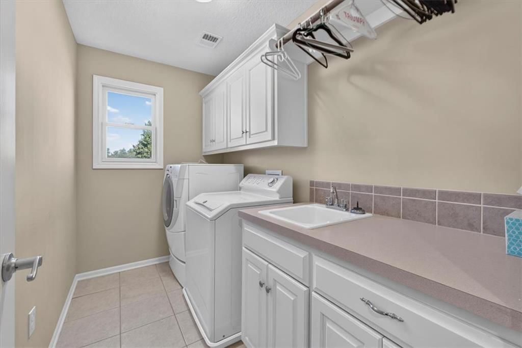 Photo 31 of 62 - 35559 Metcalf Road, Louisburg, KS 66053