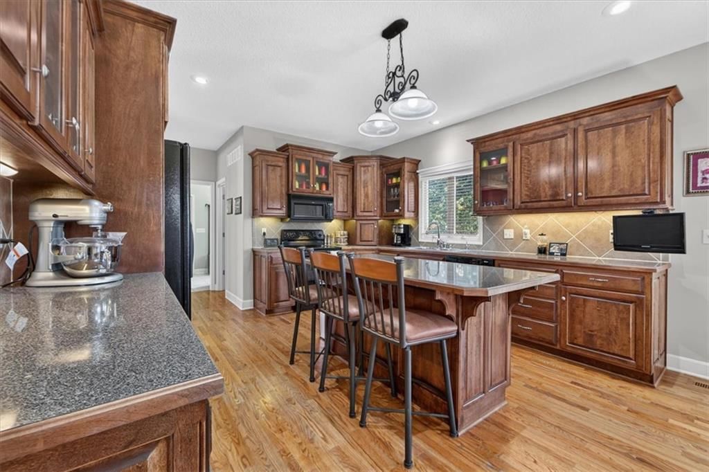 Photo 10 of 62 - 35559 Metcalf Road, Louisburg, KS 66053