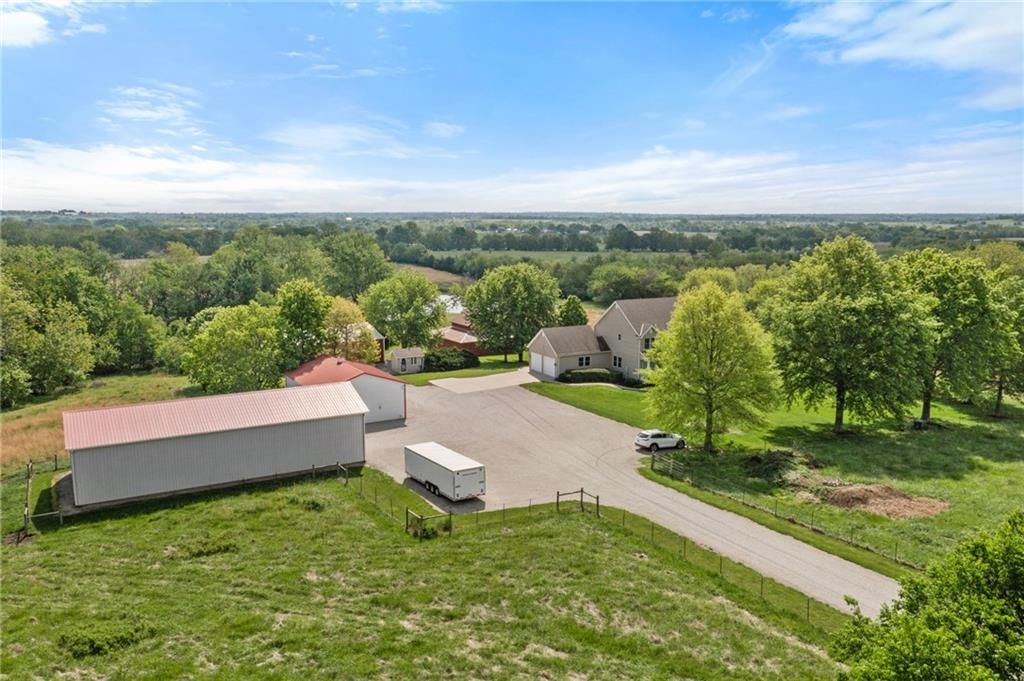 Photo 47 of 62 - 35559 Metcalf Road, Louisburg, KS 66053