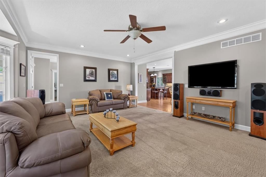 Photo 15 of 62 - 35559 Metcalf Road, Louisburg, KS 66053