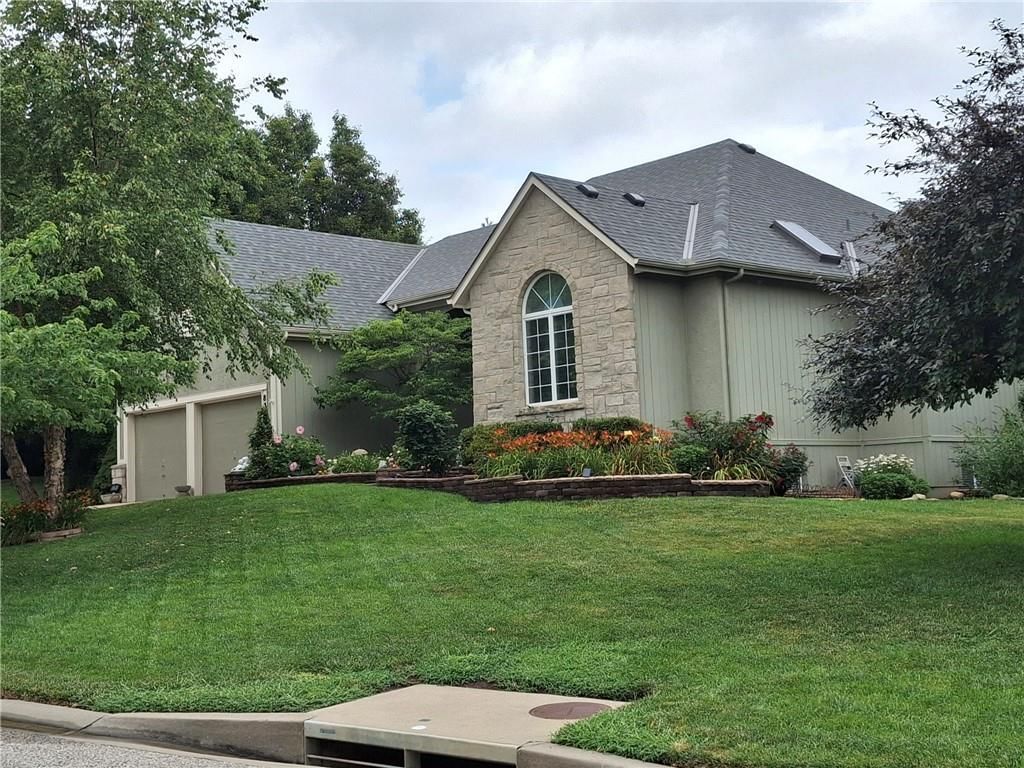 8319 Laurelwood Street, Lenexa, KS: listing photo 2