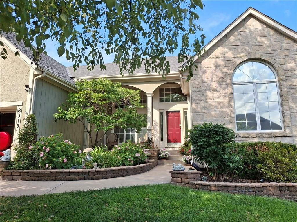 8319 Laurelwood Street, Lenexa, KS