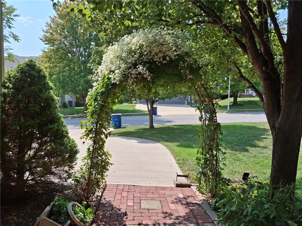 Pergola at 8319 Laurelwood Street, Lenexa, KS 66219