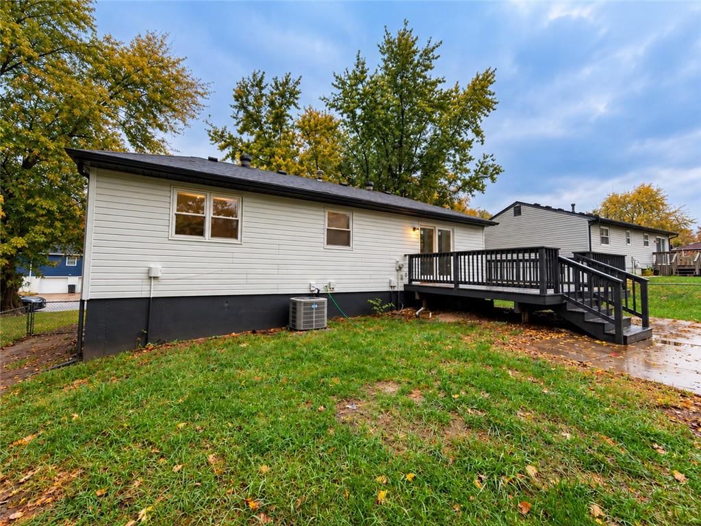 Photo 6 of 30 - 816 NW Oxford Drive, Independence, MO 64015