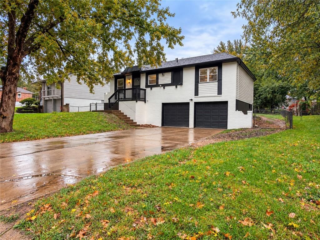 Photo 4 of 30 - 816 NW Oxford Drive, Independence, MO 64015