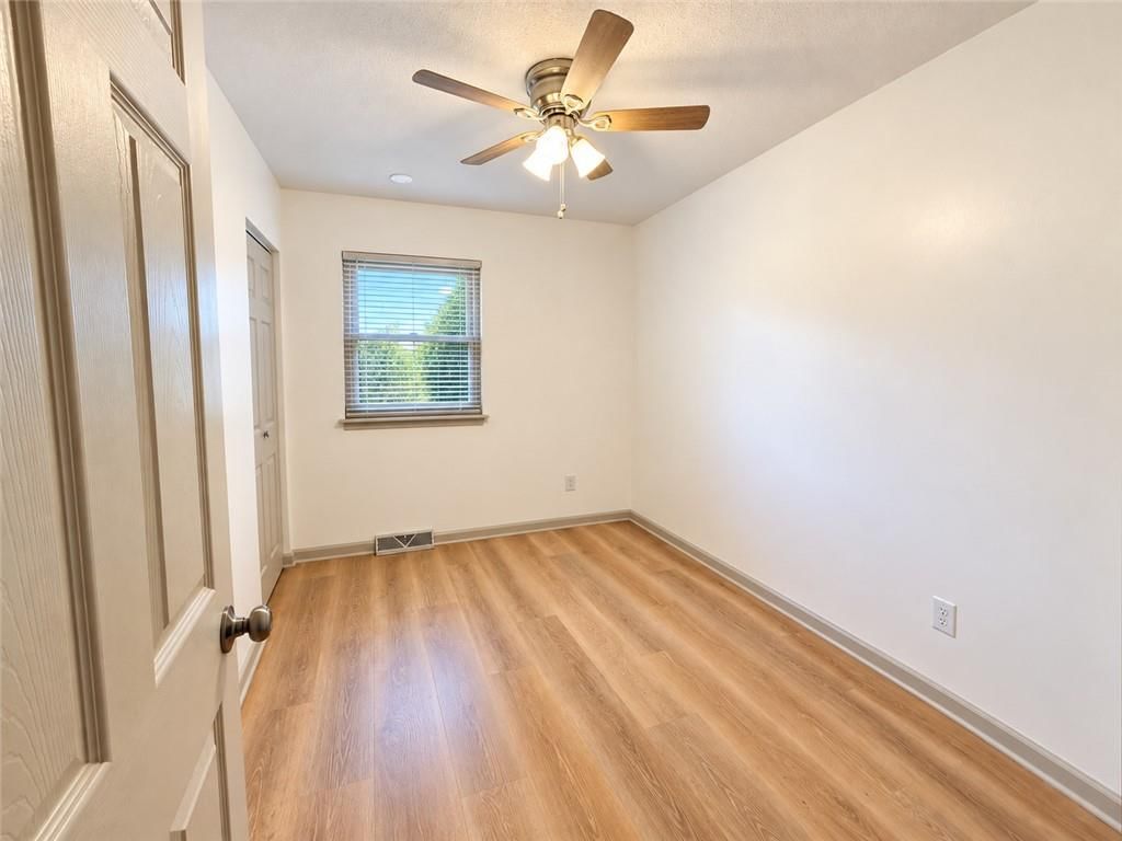 Photo 16 of 30 - 816 NW Oxford Drive, Independence, MO 64015