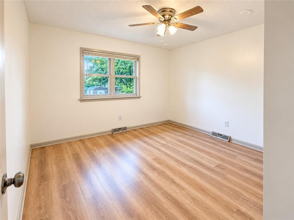 Photo 19 of 30 - 816 NW Oxford Drive, Independence, MO 64015