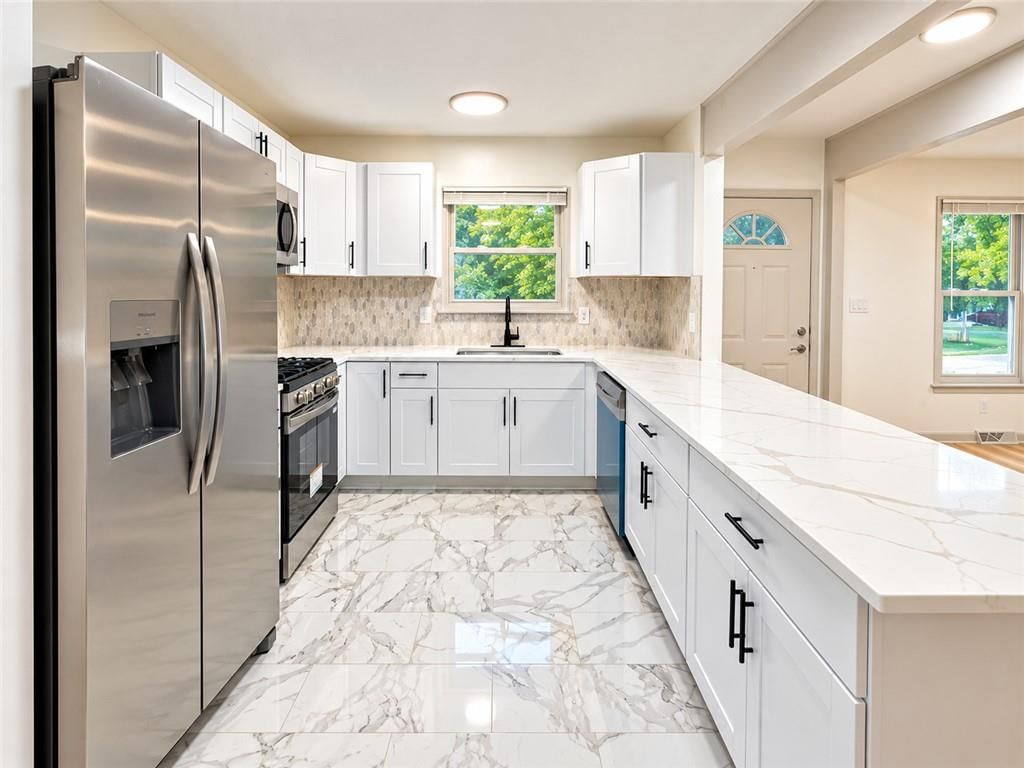 Photo 11 of 30 - 816 NW Oxford Drive, Independence, MO 64015