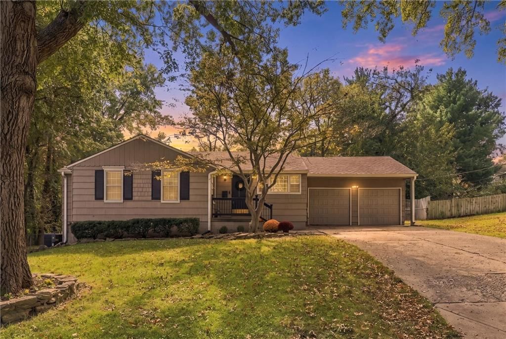 4717 W 77th Place, Prairie Village, KS: listing photo 2