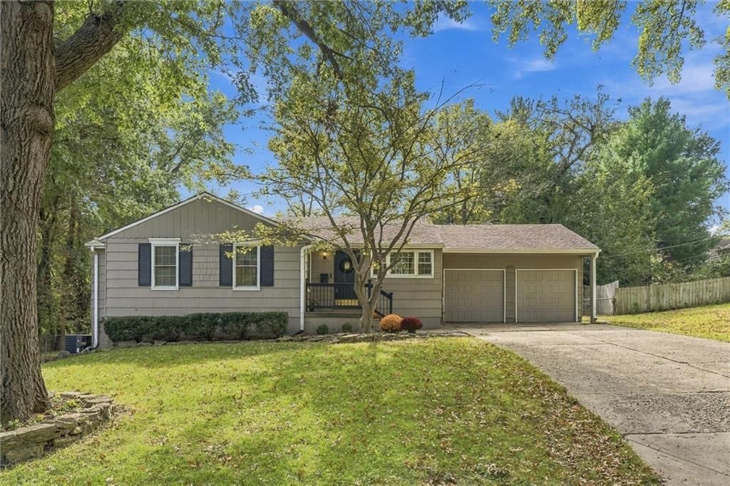4717 W 77th Place, Prairie Village, KS