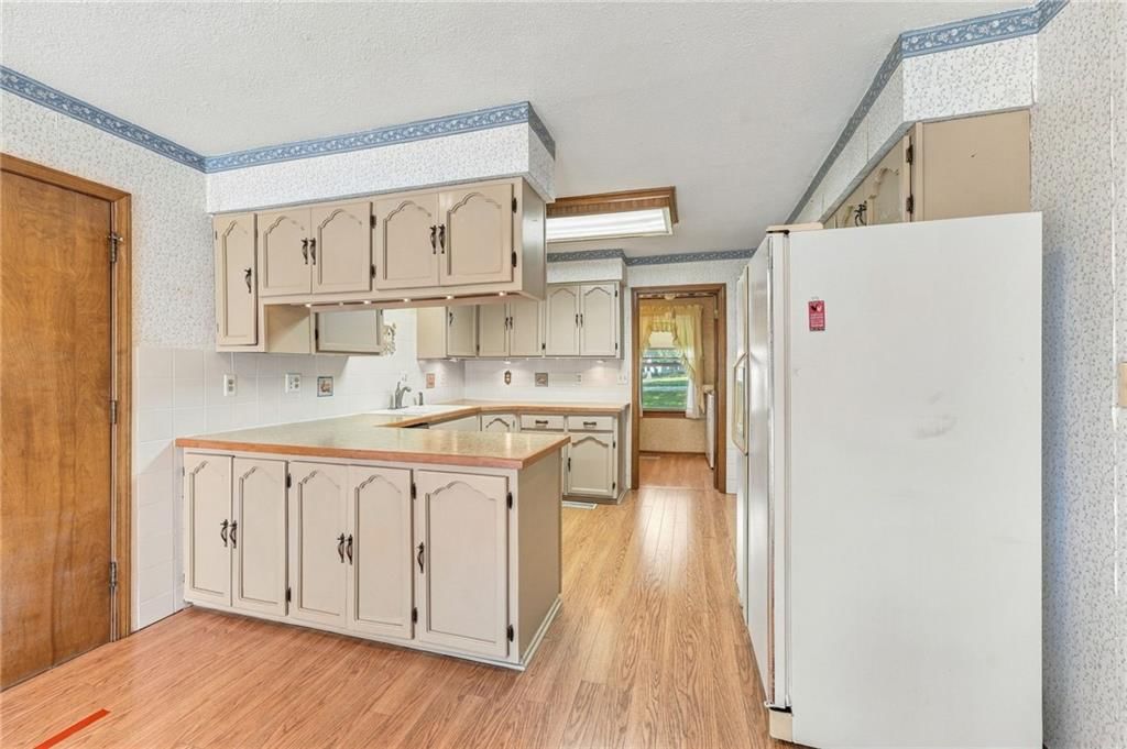 Kitchen backsplash at 5905 E 210th Street, Belton, MO 64012