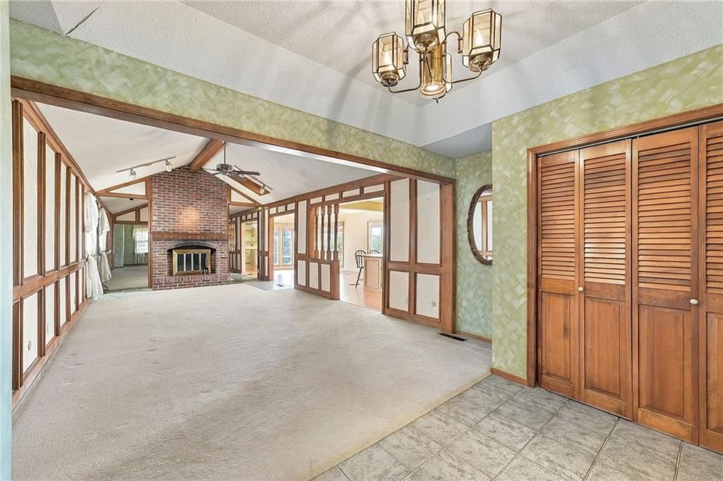 Chandelier at 5905 E 210th Street, Belton, MO 64012