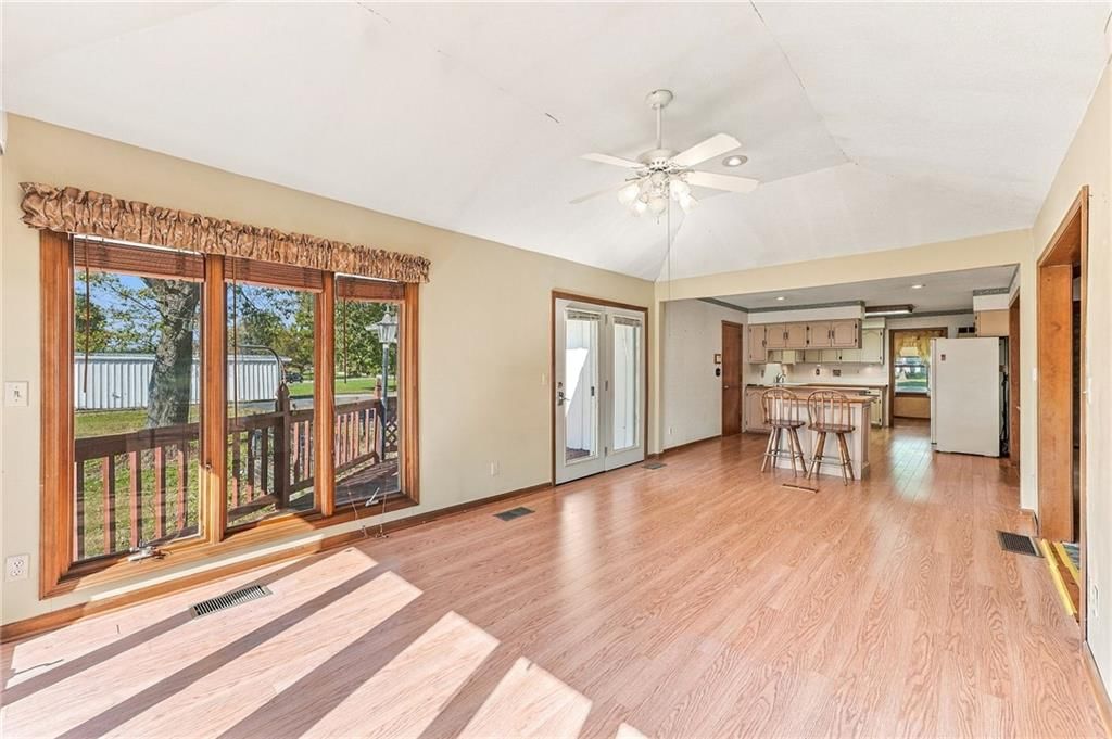 Breakfast nook at 5905 E 210th Street, Belton, MO 64012