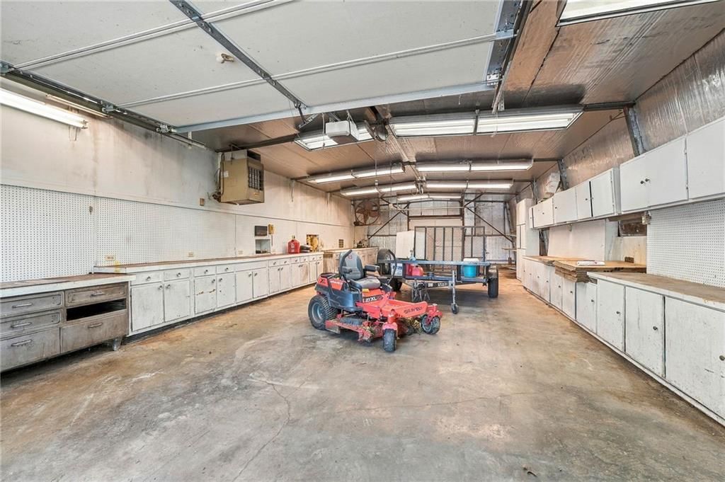 Workshop and garage storage system at 5905 E 210th Street, Belton, MO 64012
