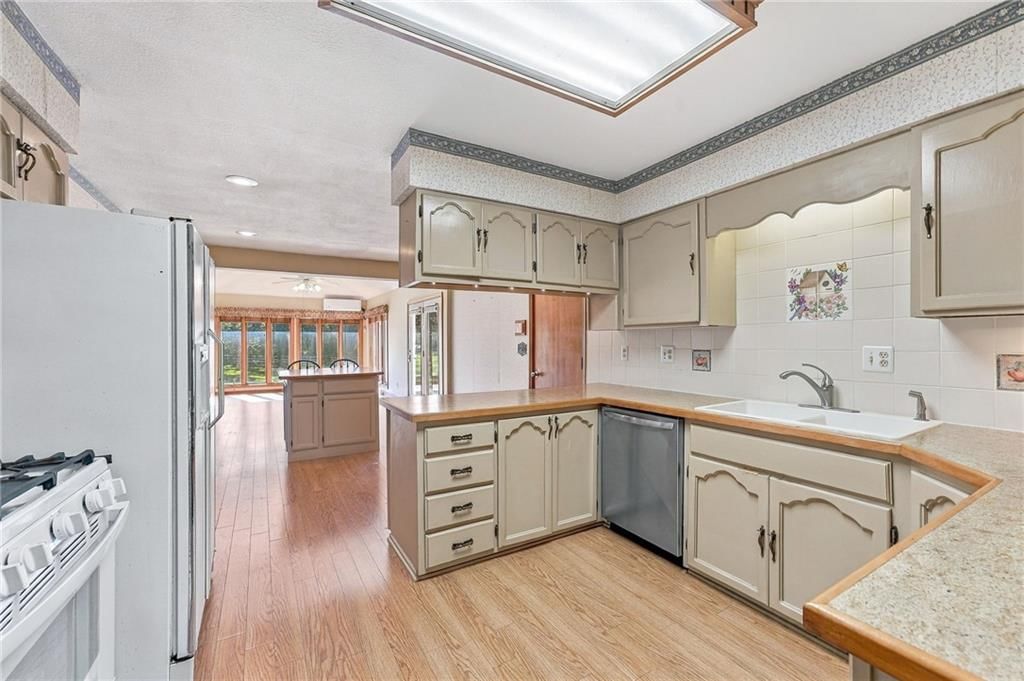 Photo 16 of 47 - 5905 E 210th Street, Belton, MO 64012