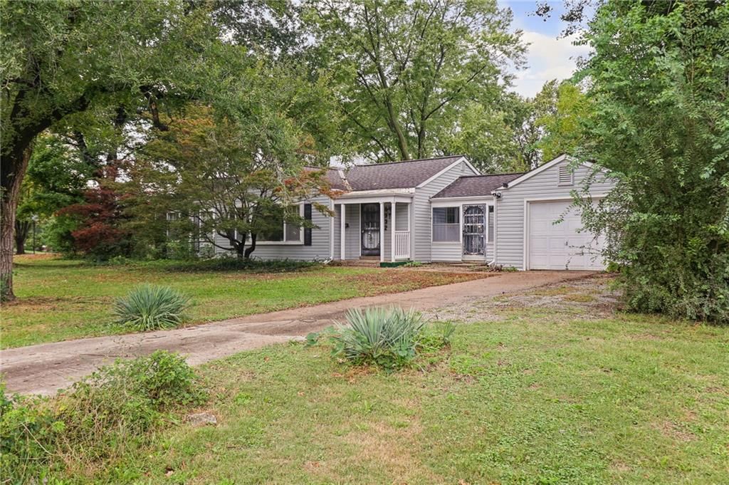 Photo 4 of 27 - 8932 E 66th Street, Raytown, MO 64133