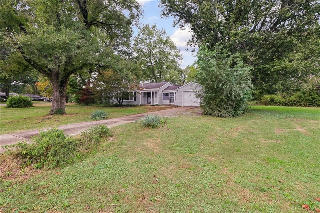 Photo 5 of 27 - 8932 E 66th Street, Raytown, MO 64133