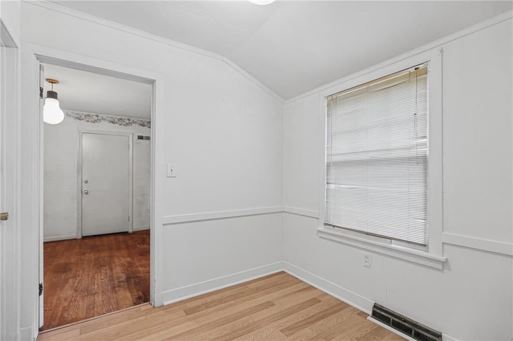 Photo 14 of 27 - 8932 E 66th Street, Raytown, MO 64133