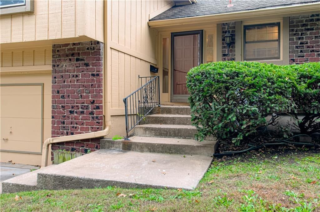 9835 W 101st Street, Overland Park, KS: listing photo 2