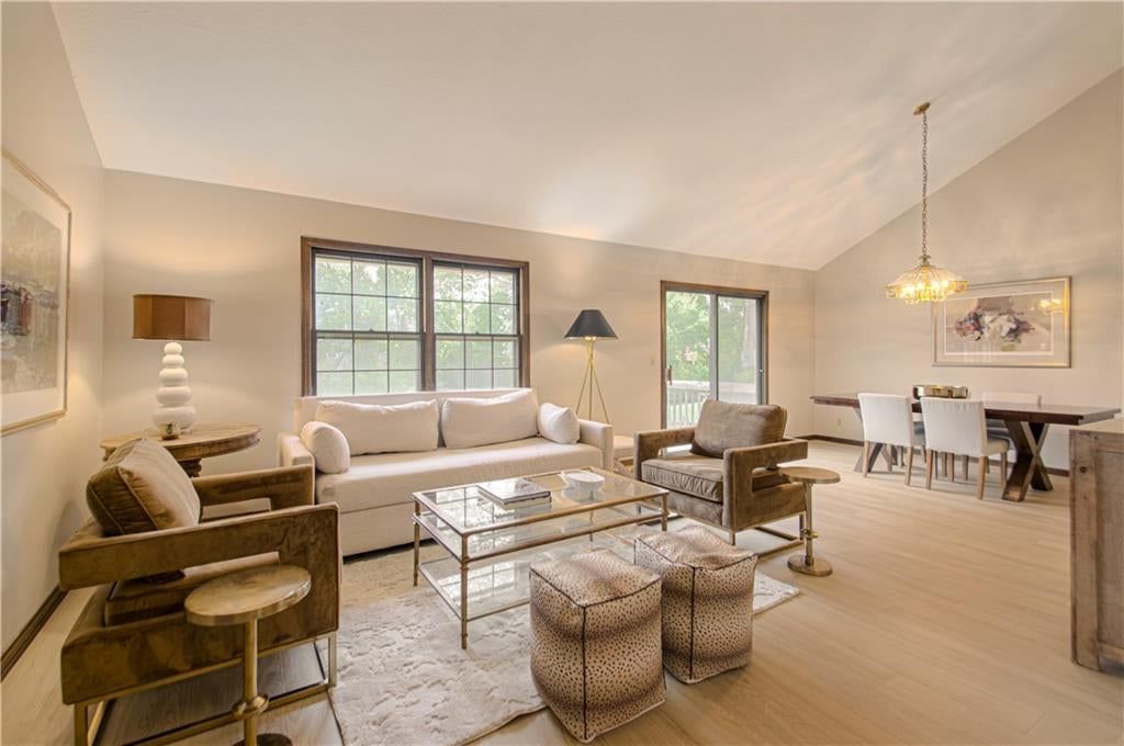 Photo 4 of 33 - 9835 W 101st Street, Overland Park, KS 66212