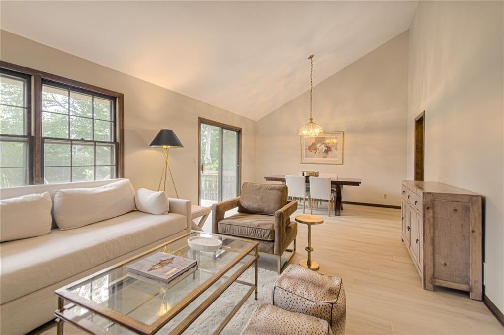 Photo 5 of 33 - 9835 W 101st Street, Overland Park, KS 66212