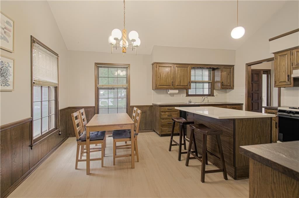 Photo 9 of 33 - 9835 W 101st Street, Overland Park, KS 66212