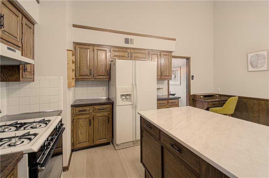 Photo 11 of 33 - 9835 W 101st Street, Overland Park, KS 66212