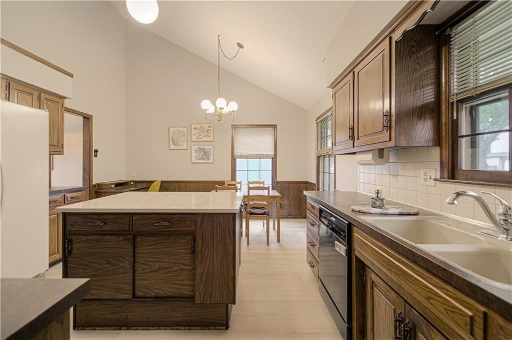 Photo 12 of 33 - 9835 W 101st Street, Overland Park, KS 66212
