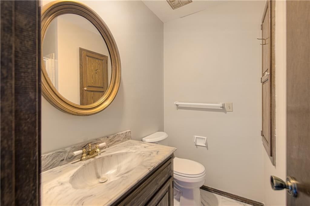 Photo 16 of 33 - 9835 W 101st Street, Overland Park, KS 66212
