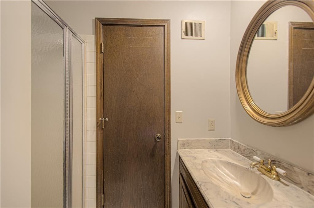 Photo 17 of 33 - 9835 W 101st Street, Overland Park, KS 66212