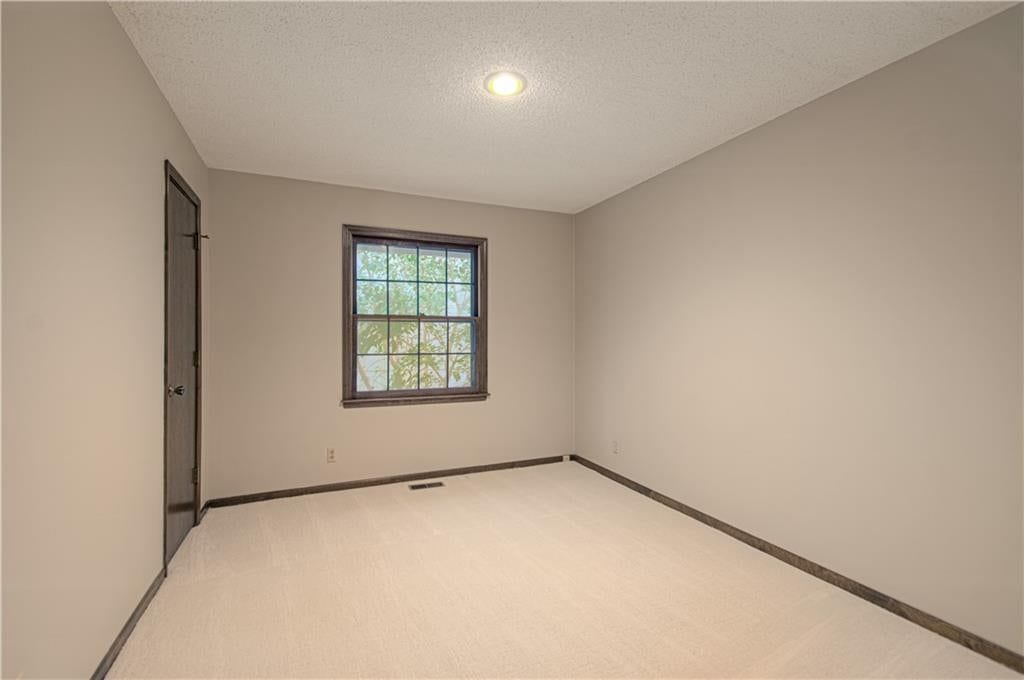 Photo 18 of 33 - 9835 W 101st Street, Overland Park, KS 66212
