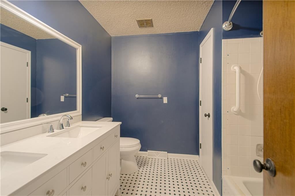 Photo 19 of 33 - 9835 W 101st Street, Overland Park, KS 66212