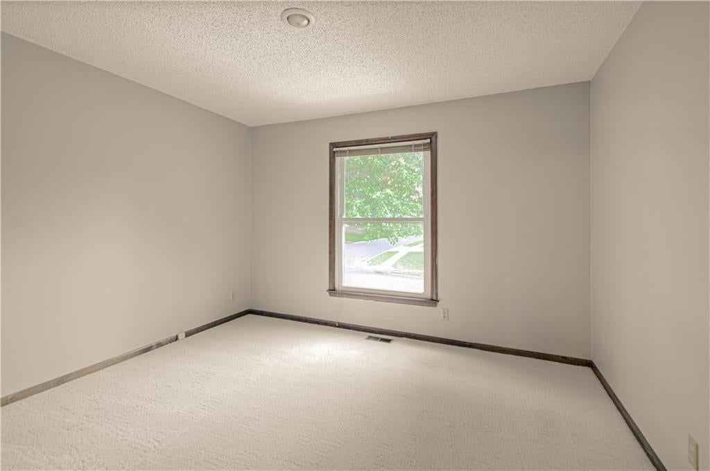 Photo 22 of 33 - 9835 W 101st Street, Overland Park, KS 66212