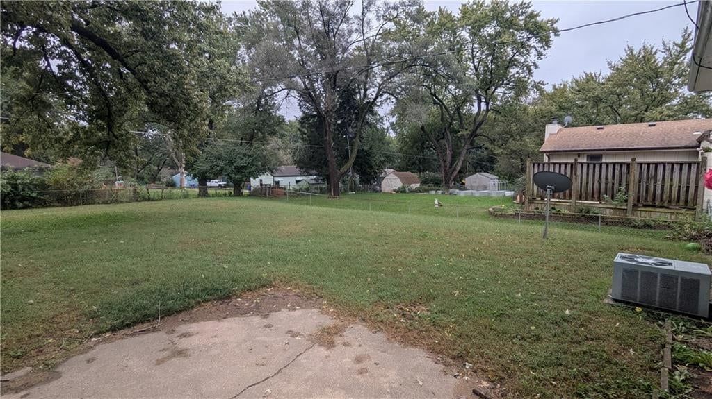 Photo 4 of 34 - 8507 Spring Valley Road, Raytown, MO 64138