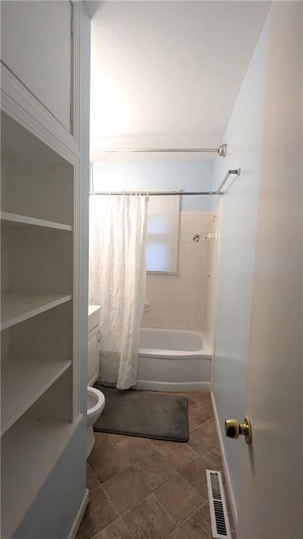 Photo 16 of 34 - 8507 Spring Valley Road, Raytown, MO 64138