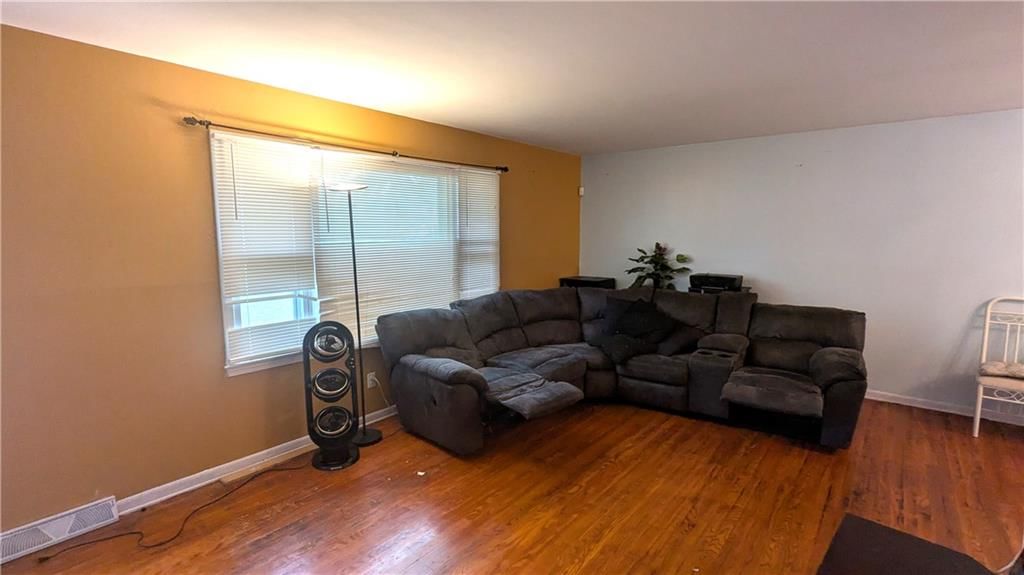 Photo 8 of 34 - 8507 Spring Valley Road, Raytown, MO 64138
