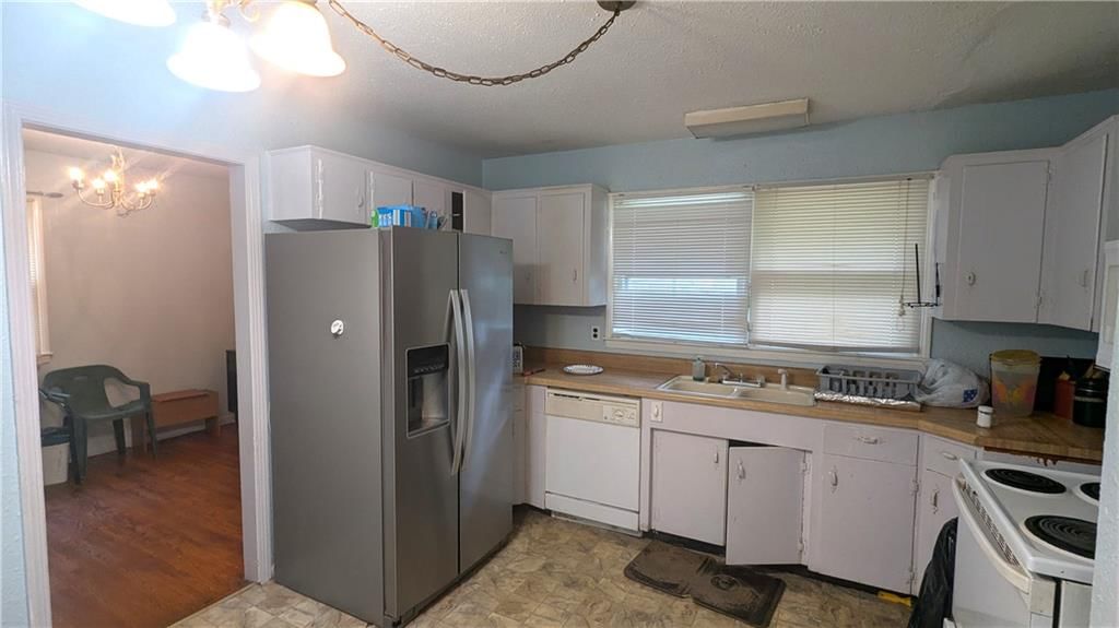 Photo 14 of 34 - 8507 Spring Valley Road, Raytown, MO 64138