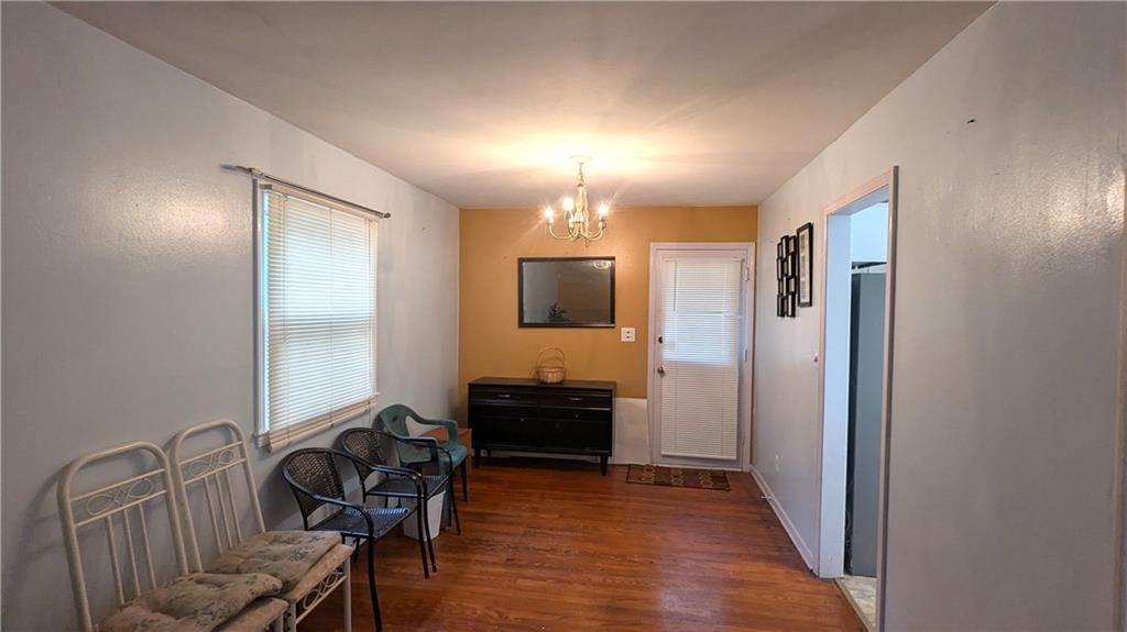 Chandelier at 8507 Spring Valley Road, Raytown, MO 64138