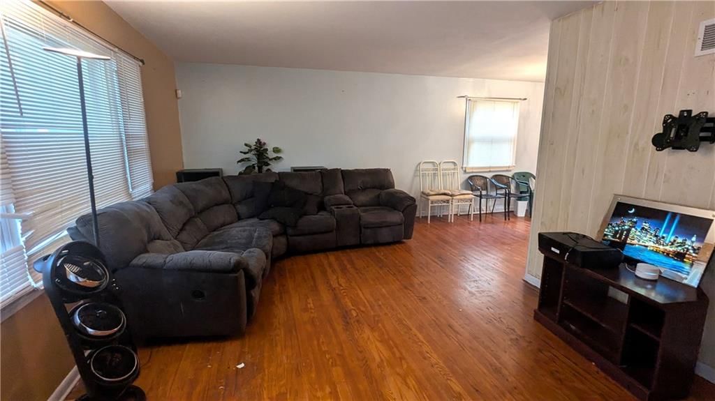 Photo 6 of 34 - 8507 Spring Valley Road, Raytown, MO 64138