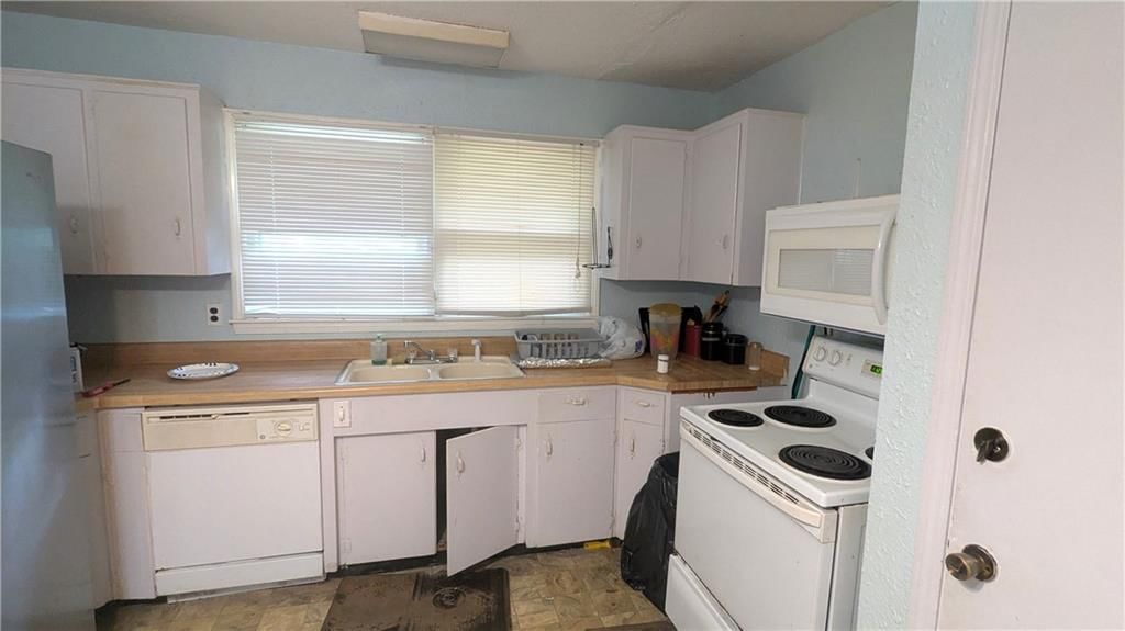 Photo 13 of 34 - 8507 Spring Valley Road, Raytown, MO 64138