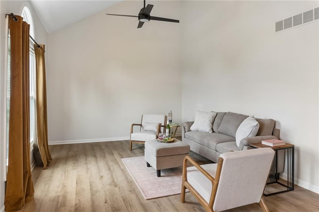 Photo 5 of 35 - 7606 NW 73rd Court, Kansas City, MO 64152