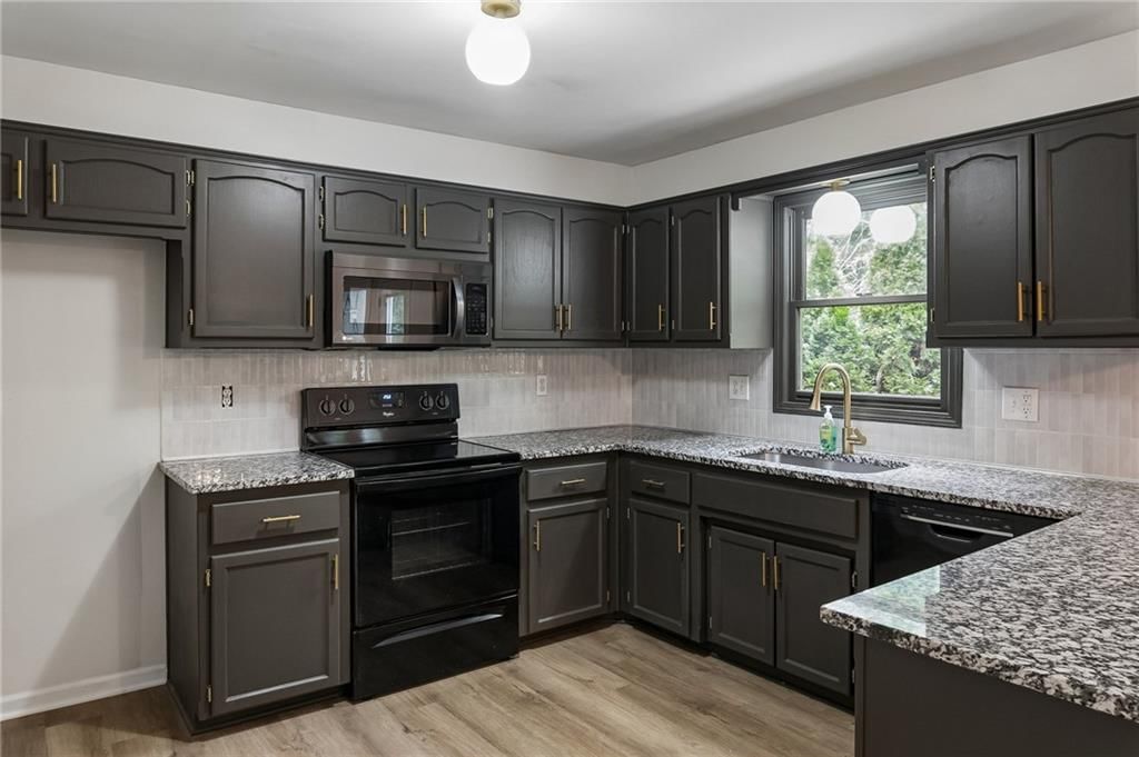 Photo 12 of 35 - 7606 NW 73rd Court, Kansas City, MO 64152